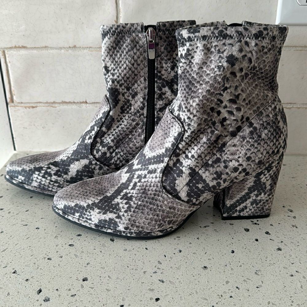 Marc Fisher Leave Women’s Textile Snake Print Ankle Boots Block Heel Zip Size 7M